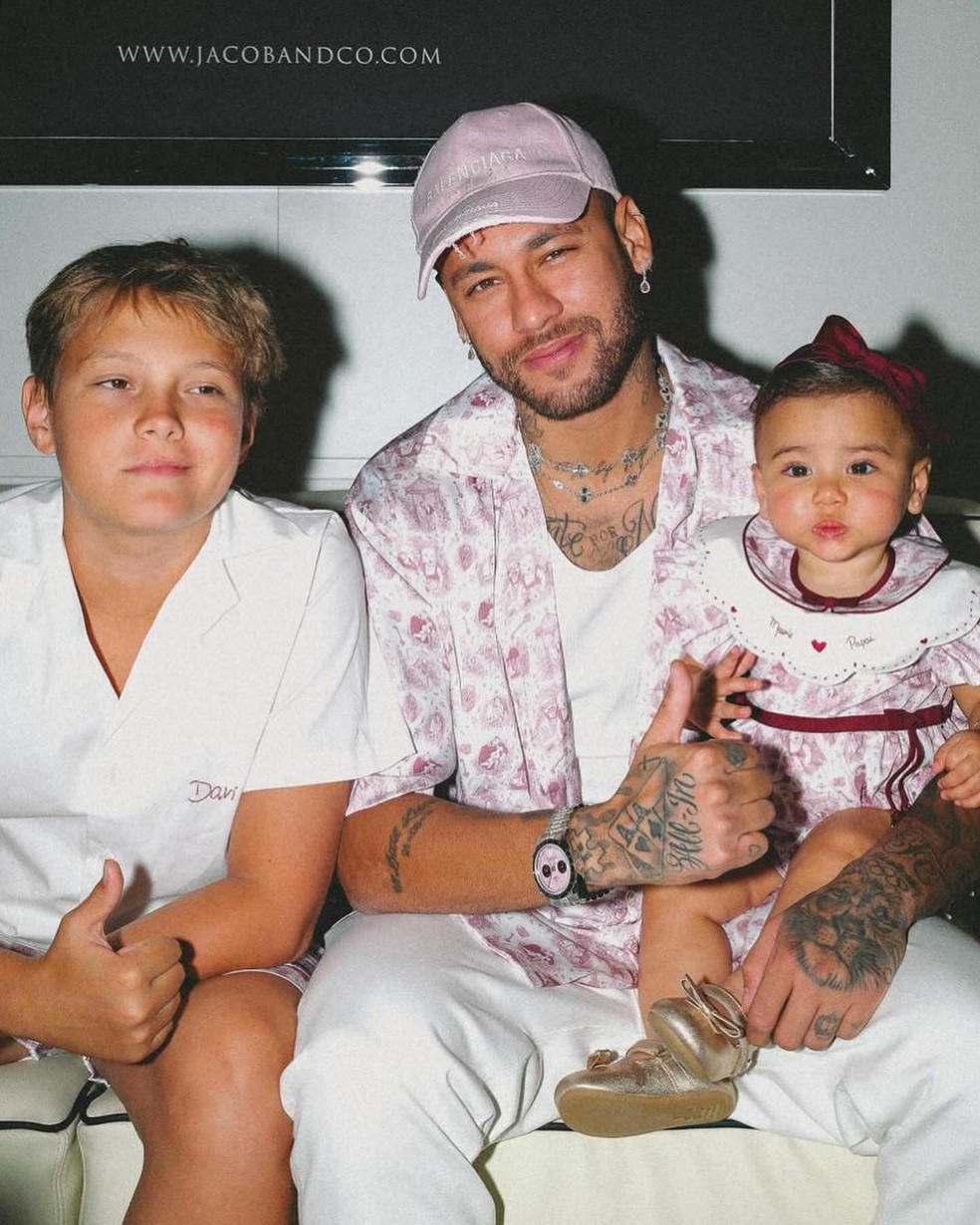 Neymar comemora Dia dos Pais com dois de seus três filhos — Foto: Reprodução/Instagram