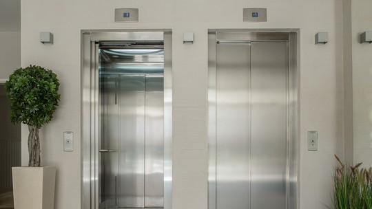 Após desabafo de Ana Clara, elevadores não podem mais usar termos 'social' ou 'de serviço' no Rio