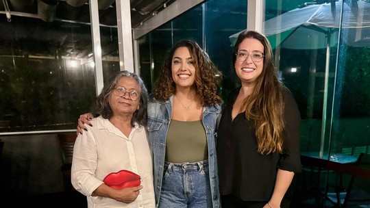 Camila Moura, ex do Lucas Buda, posa com Marlene Mattos, antiga empresária da Xuxa