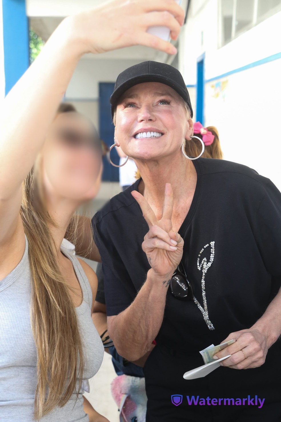 Xuxa sendo tirando foto com fã em colégio eleitoral no Rio de Janeiro — Foto: André Moreira/Brazil News