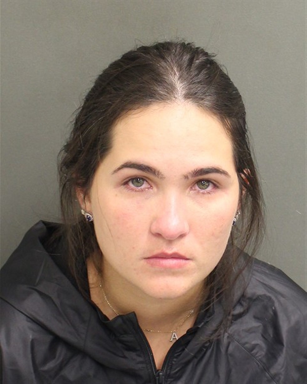 Foto de Amanda Vasconcelos, esposa de Henrique, em cadeia nos EUA — Foto: Orange County Jail