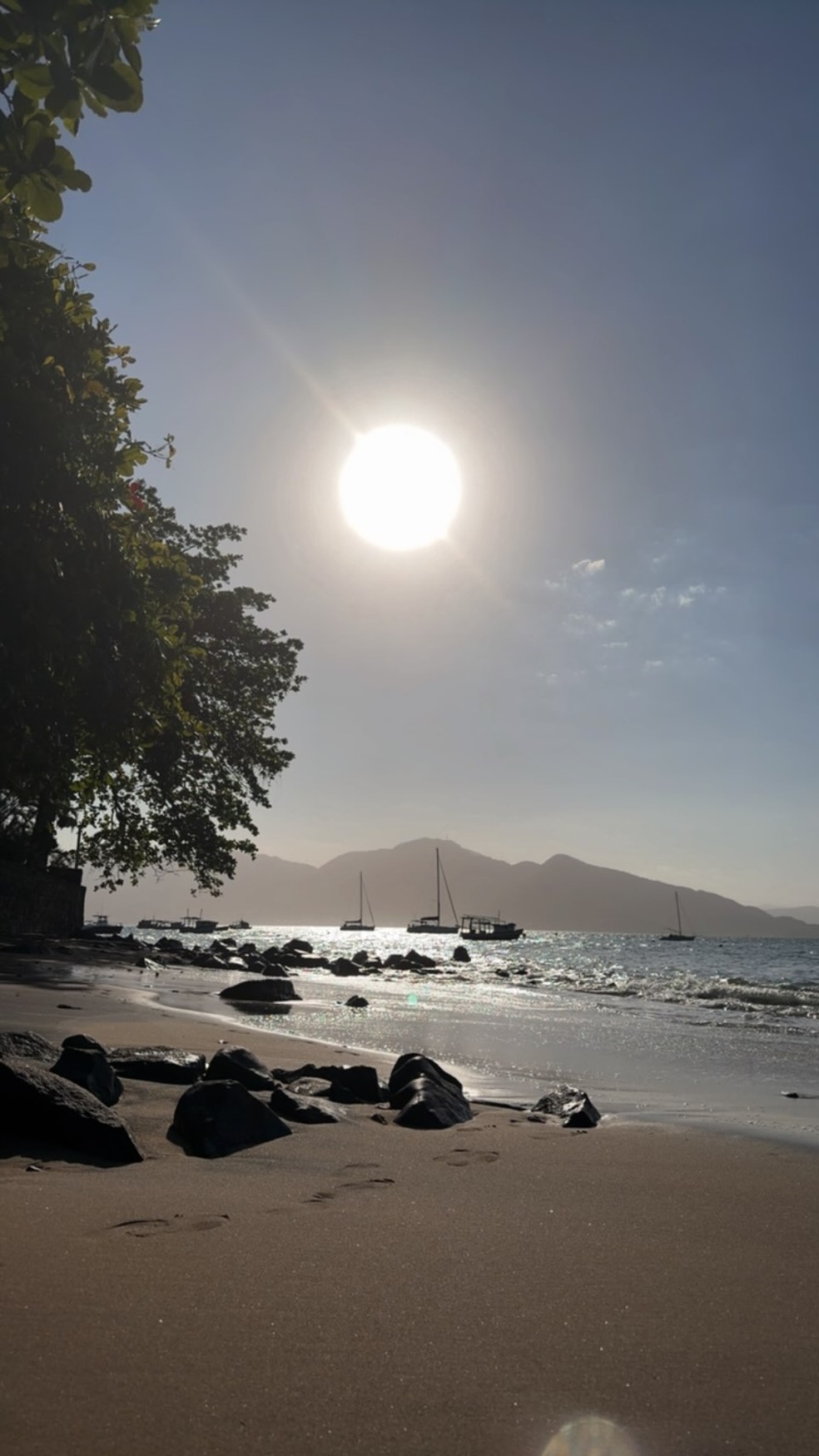 De biquíni, Ana Paula Padrão curte dia de sol e detalhe chama atenção — Foto: Reprodução/Instagram