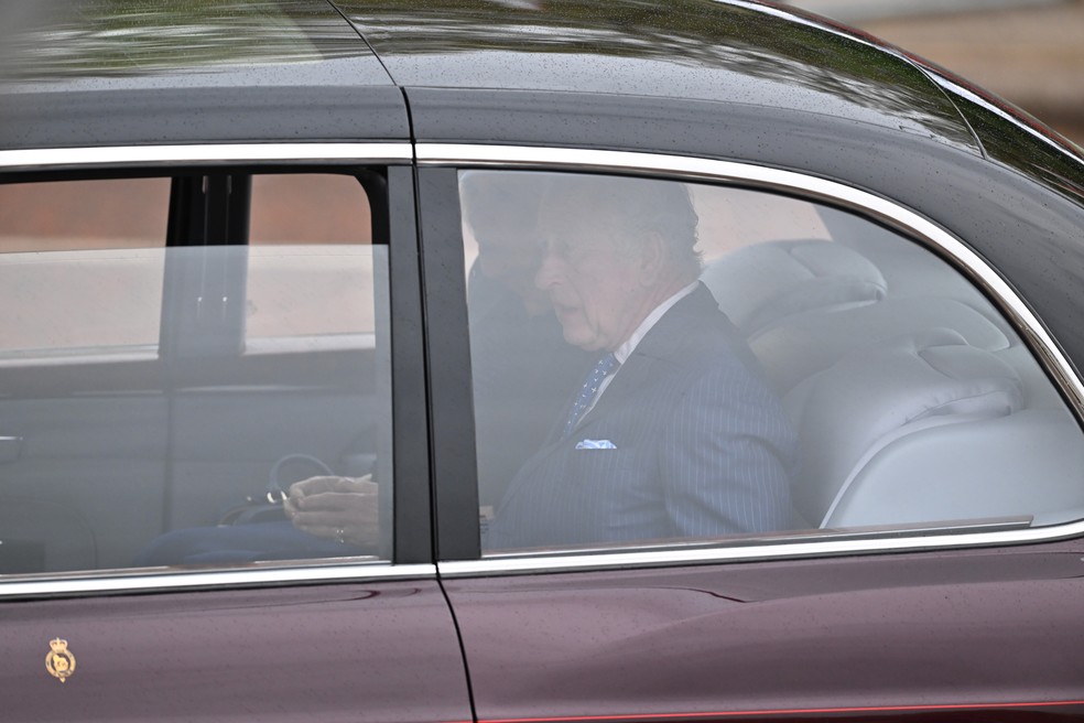 Rei Charles III e rainha Camilla chegam para a cerimônia de coroação — Foto: Getty Images