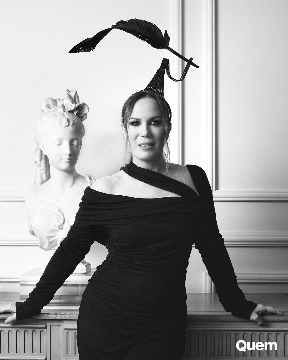Regina Volpato usa vestido Versace no Trash Chic e cabeça Davi Ramos — Foto: Mucio Ricardo (@mucioricardo)