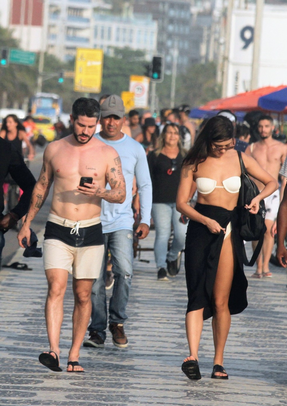 Pedro Neschling e Sophie Charlotte participam de cenas externas na Praia de Ipanema — Foto: Daniel Delmiro/AgNews