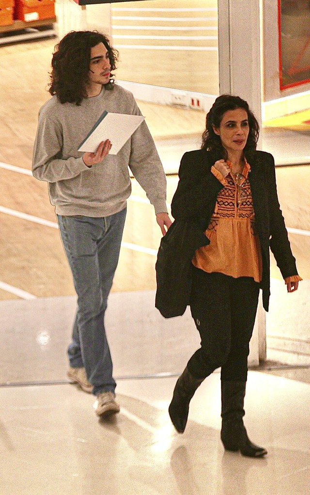 Em clique raro, Maria Ribeiro é fotografada com João, seu filho de 22 ...