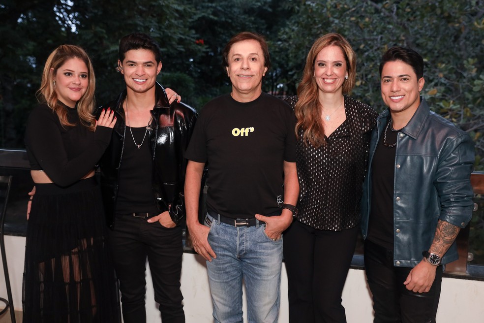 Genro de Tom Cavalcante grava DVD e recebe carinho de noiva