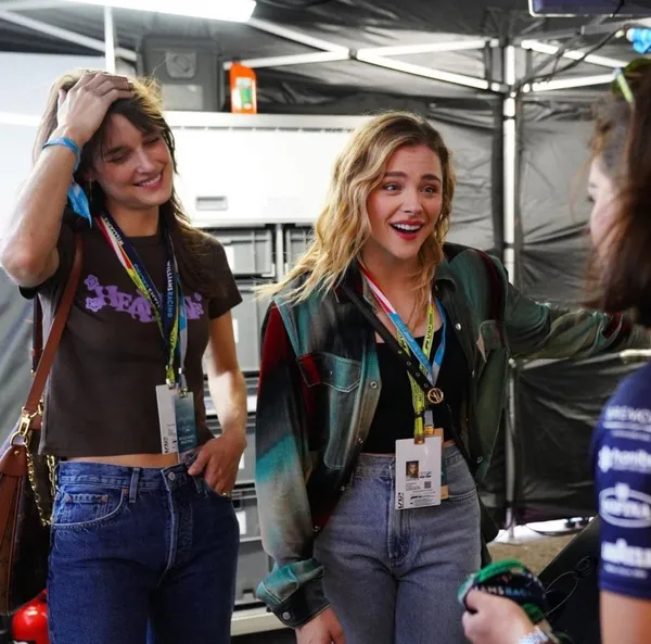 Chloë Moretz curte Parada Gay na companhia da namorada, e