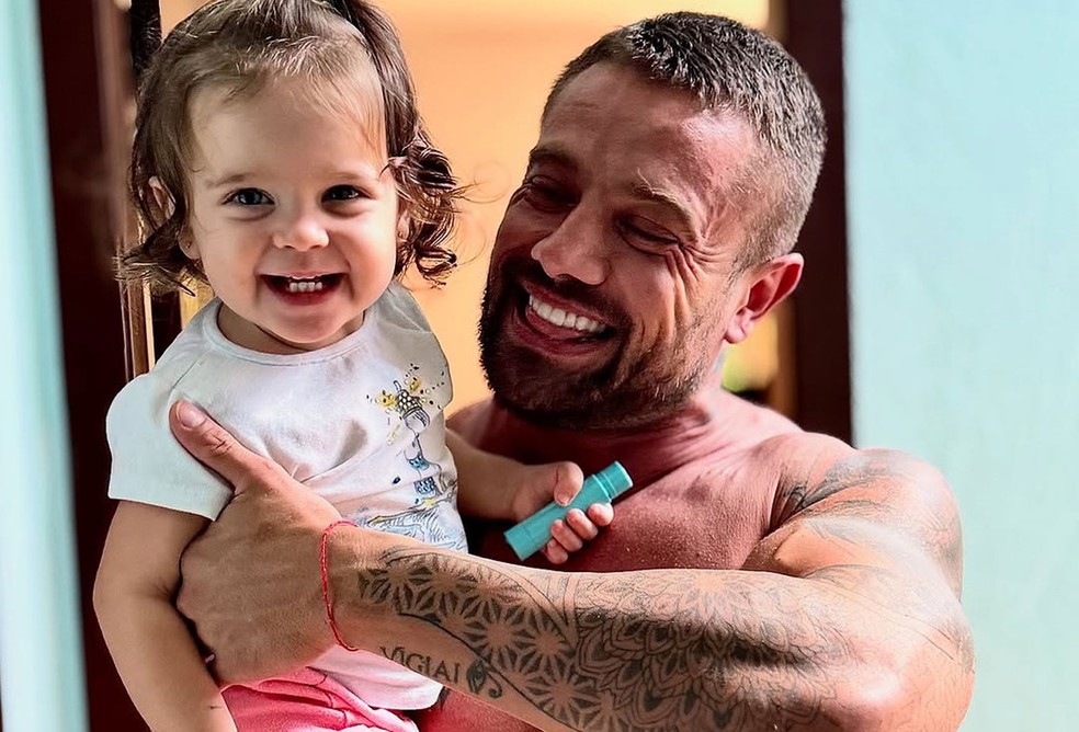 Rafael Cardoso com a filha caçula — Foto: Reprodução/Instagram
