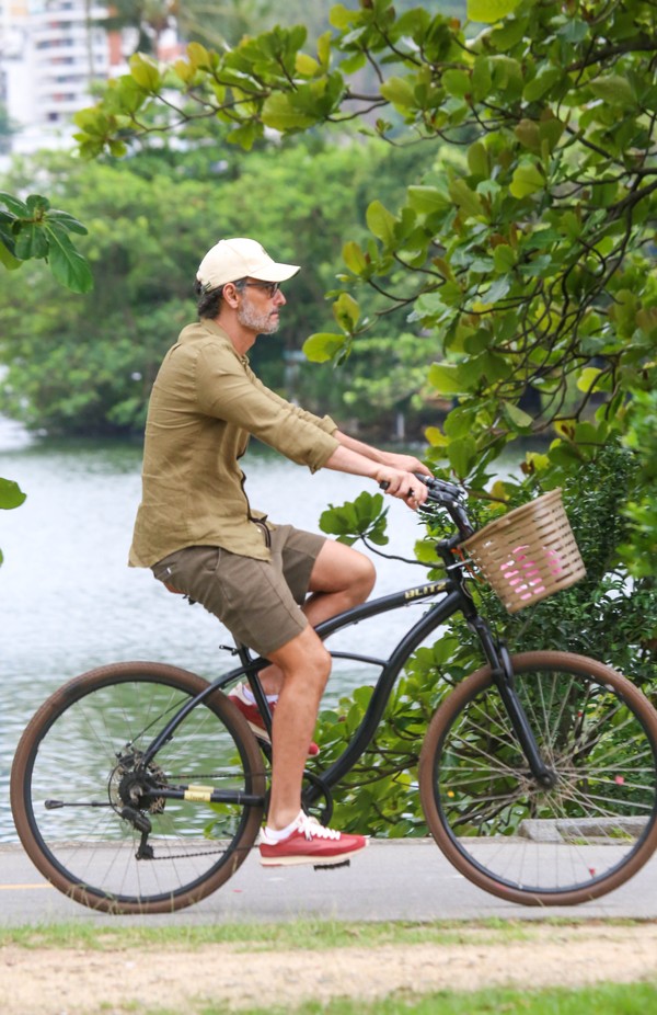 Em aparição rara, Rodrigo Santoro anda de bicicleta no Rio