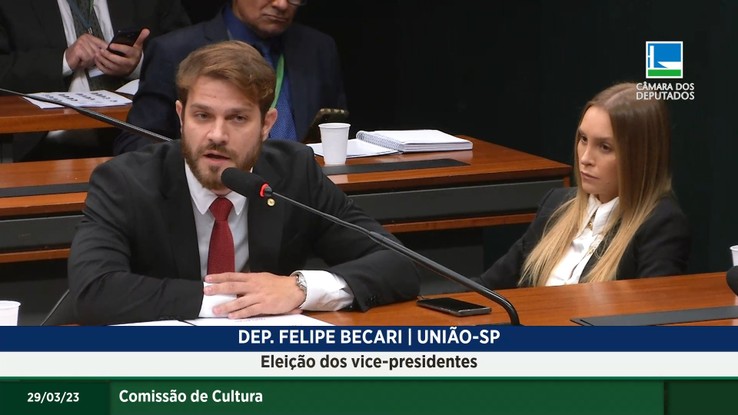 Carla Díaz aparece na Câmara dos Deputados e surpreende internautas