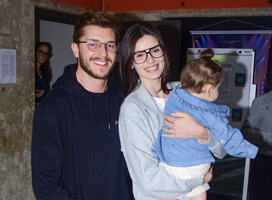 Camila Queiroz e Klebber Toledo