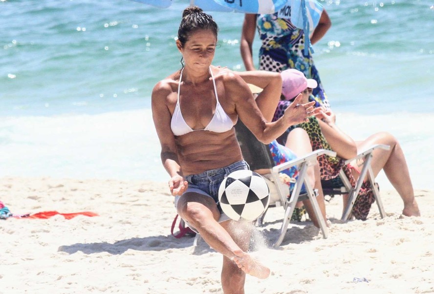 Fora da Globo, Andréa Beltrão joga futebol em praia no Rio de Janeiro