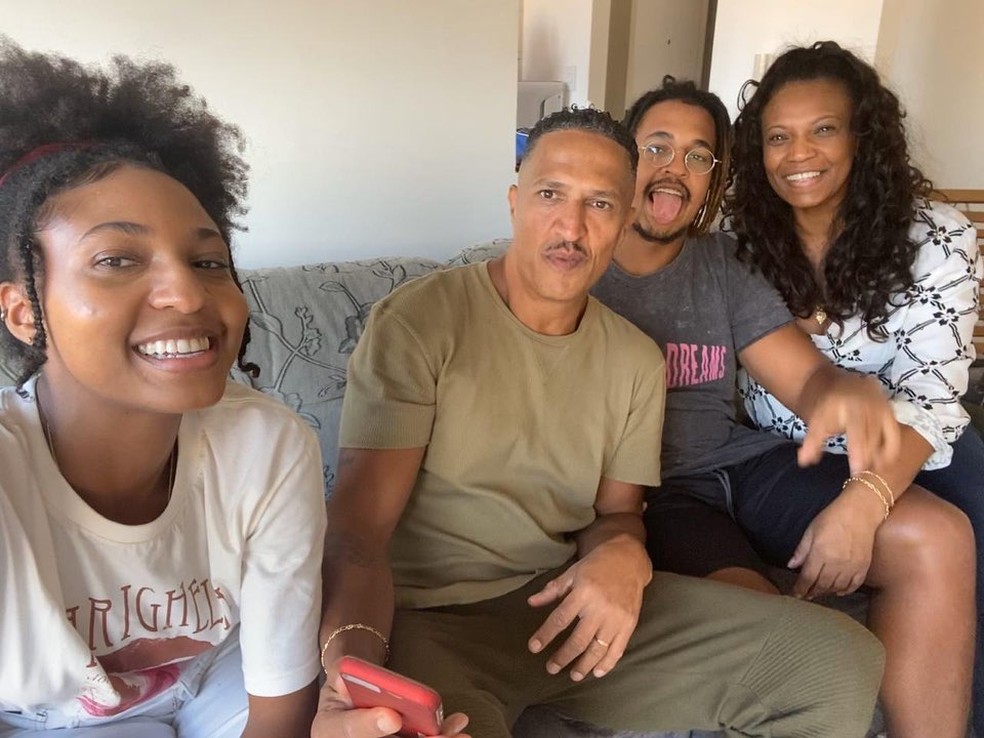 Ayomi Domenica com pais e o irmão, Kaire Jorge — Foto: Reprodução/Instagram