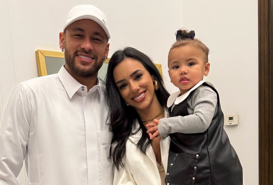 Neymar usa traje árabe para assistir jogo com Bruna Biancardi e Mavie