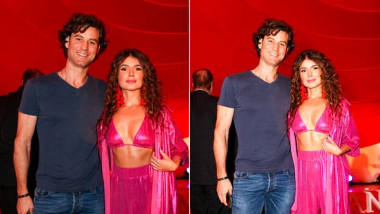 Paula Fernandes posa com namorado antes de desfilar com look de biquíni rosa em SP; fotos