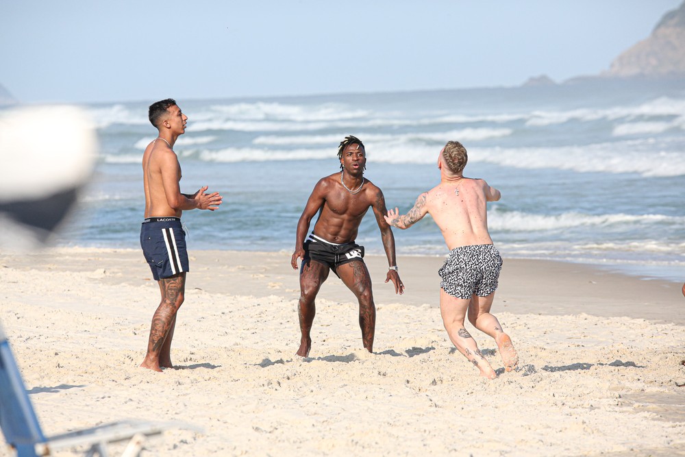 Vini Jr. joga altinha e atende fãs na Barra da Tijuca, no Rio; fotos