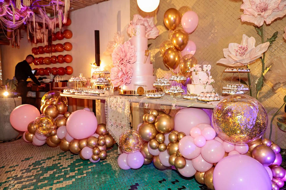 Decoração da festa da Karina Bacchi de 50 anos — Foto: Van Campos/Agnews