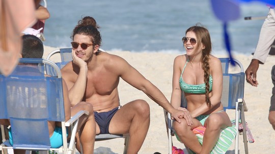 Ricky Tavares improvisa coque samurai com a namorada em dia de praia no Rio
