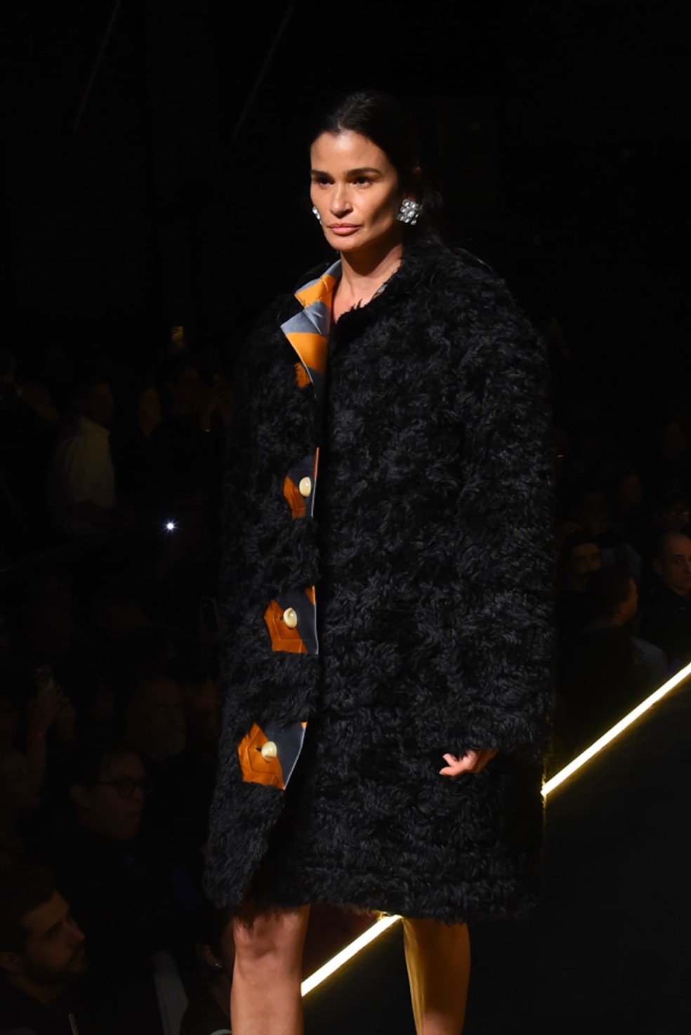 Carol Ribeiro desfila na SPFW após diagnóstico de esclerose múltipla