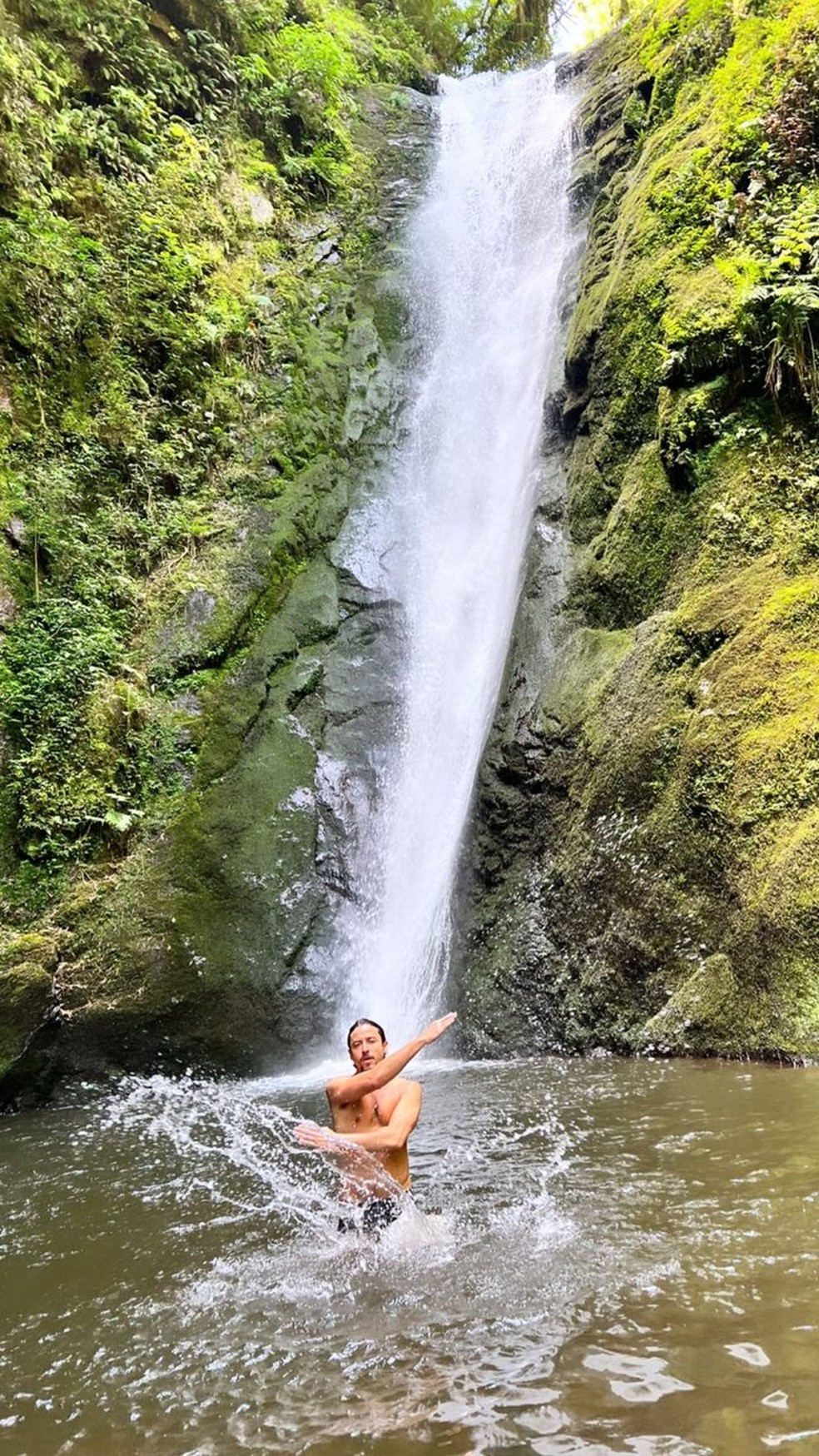 Jesuíta Barbosa aproveita passeio na cachoeira com o namorado,  Cícero Ibeiro   — Foto: Reprodução/Instagram