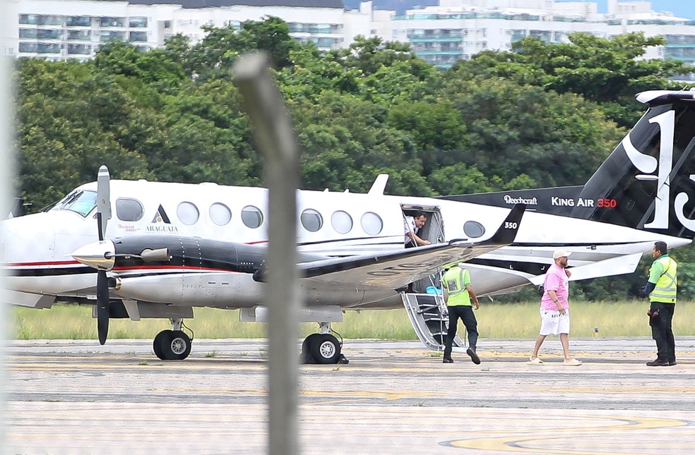 Belo desembarcou com Ray Figliuzzi de jatinho — Foto: Agnews