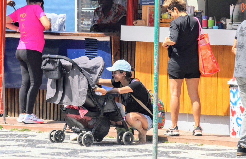Nanda Costa e Lan Lanh passeiam com as filhas no Rio — Foto: Daniel Delmiro/AgNews