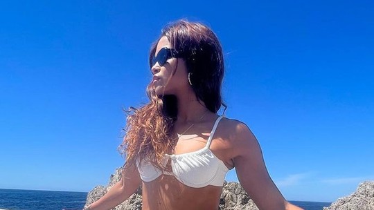 Lucy Alves viaja para Capri com a irmã e abre álbum das férias