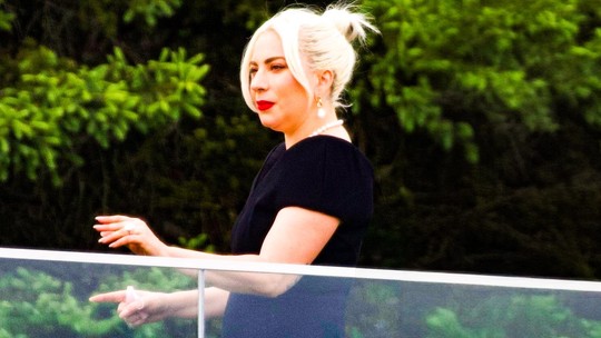 Lady Gaga exibe barriguinha e se pronuncia sobre rumores de gravidez; assista