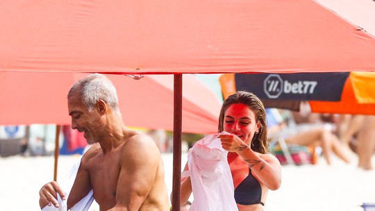 Romário é clicado com loira em dia de praia no Rio; fotos