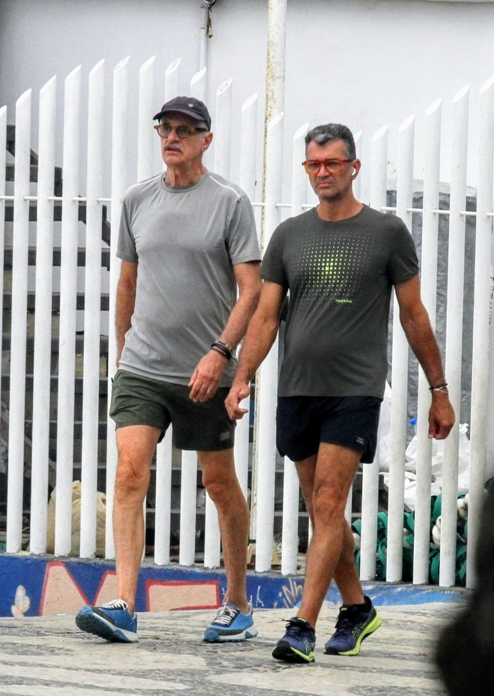 Marcos Caruso e seu namorado passeam no Rio