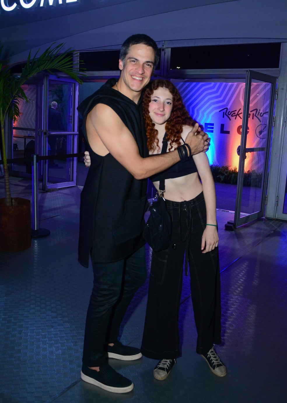 Mateus Solano faz rara aparição com a filha Flora no Rock in Rio; fotos