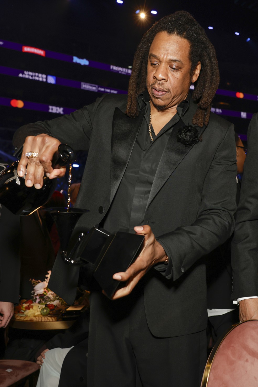 Jay-Z alfineta Grammy e bebe champanhe em troféu — Foto: Getty Images