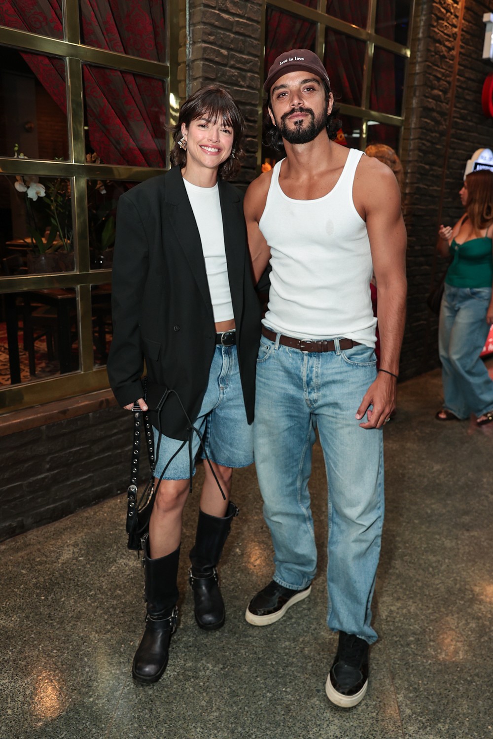 Agatha Moreira aposta em bermuda jeans para programa cultural com ...