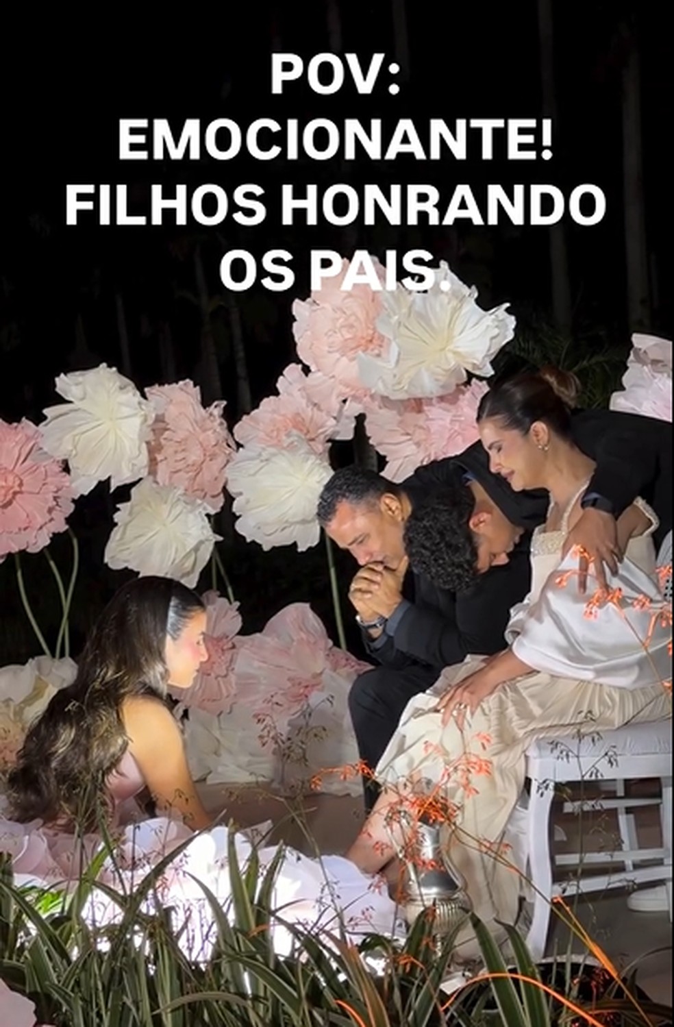 Maria Catherine lavou os pés dos pais Aline Barros e Gilmar Santos, na festa de 15 anos — Foto: Reprodução/Instagram
