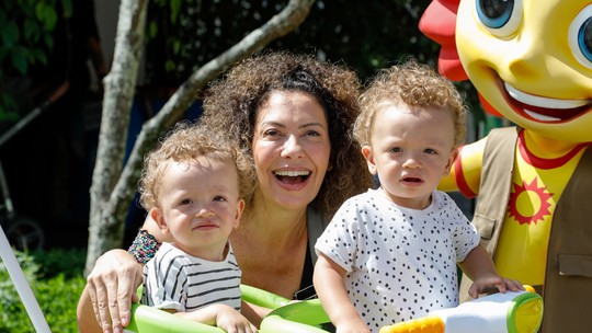 Fabiula Nascimento leva os filhos gêmeos em evento ao ar livre no Rio