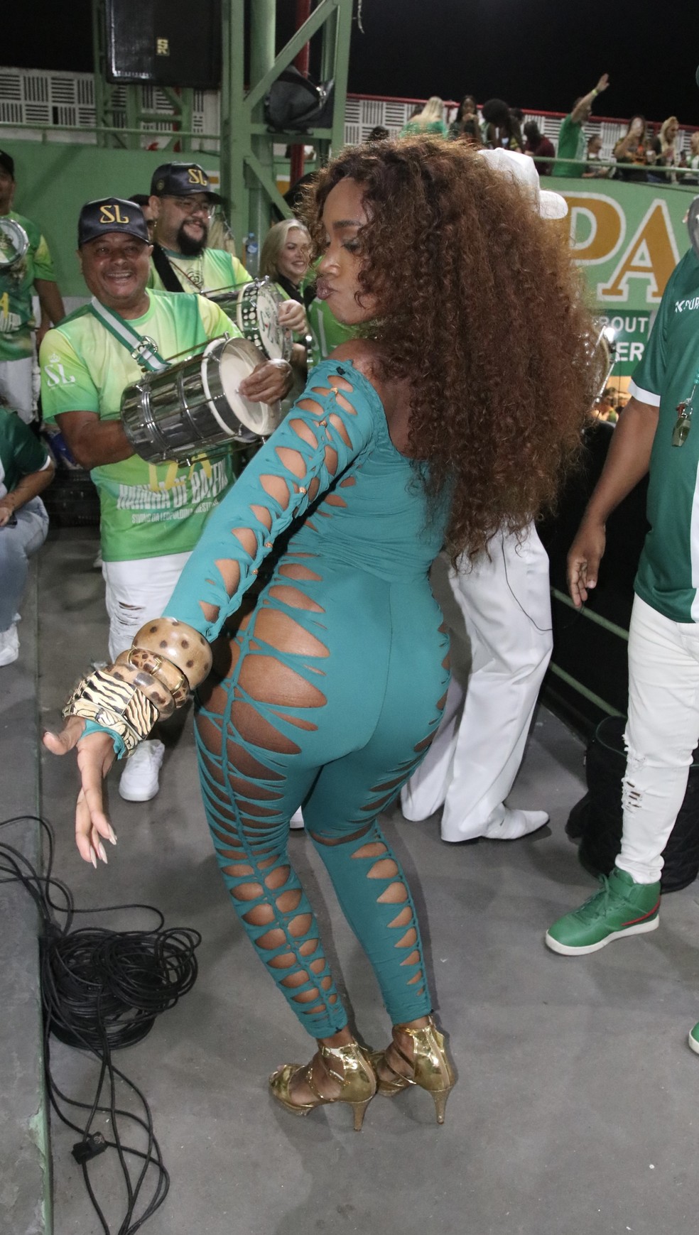 IZA samba na Imperatriz com macac&atilde;o recortado &mdash; Foto: Rog&eacute;rio Fidalgo/Agnews