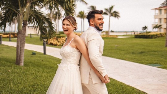 Karoline Kleine abre álbum com novas fotos do casamento com Julio Rocha: 'Não quero parar de postar'