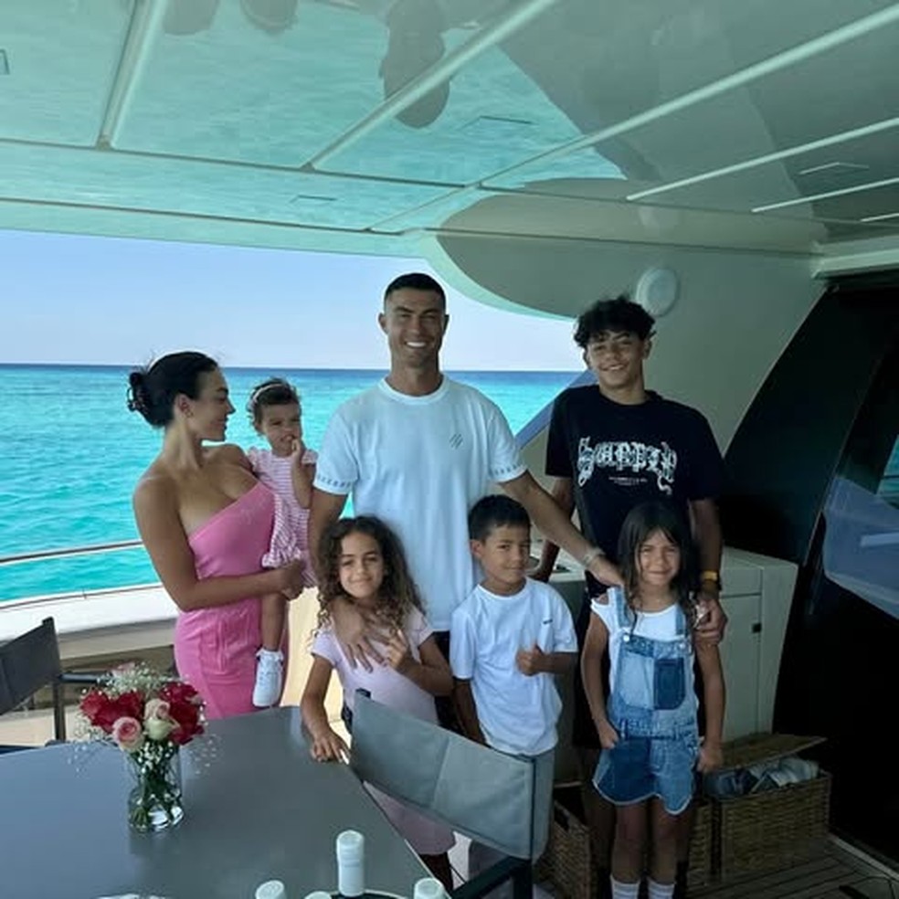 Cristiano Ronaldo com a família — Foto: Reprodução/Instagram