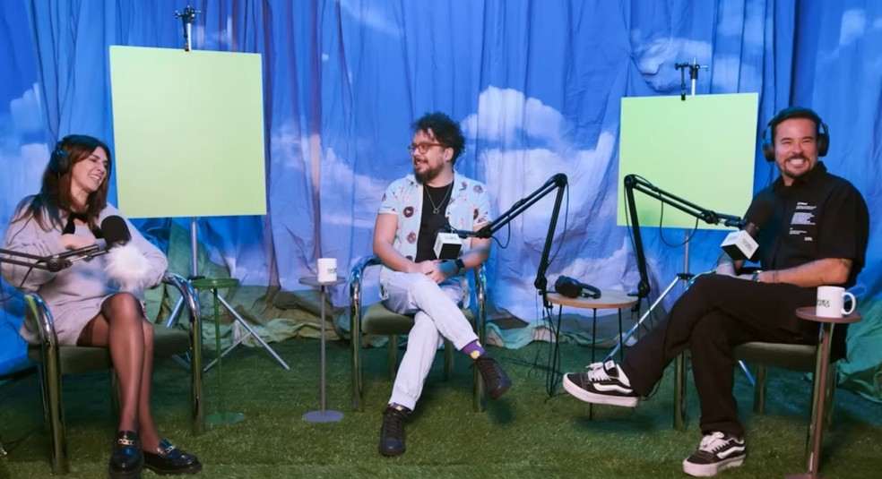Fernanda Paes Leme com Paulinho Vilhena no podcat 'Grande Surto' &mdash; Foto: Reprodu&ccedil;&atilde;o/Youtube