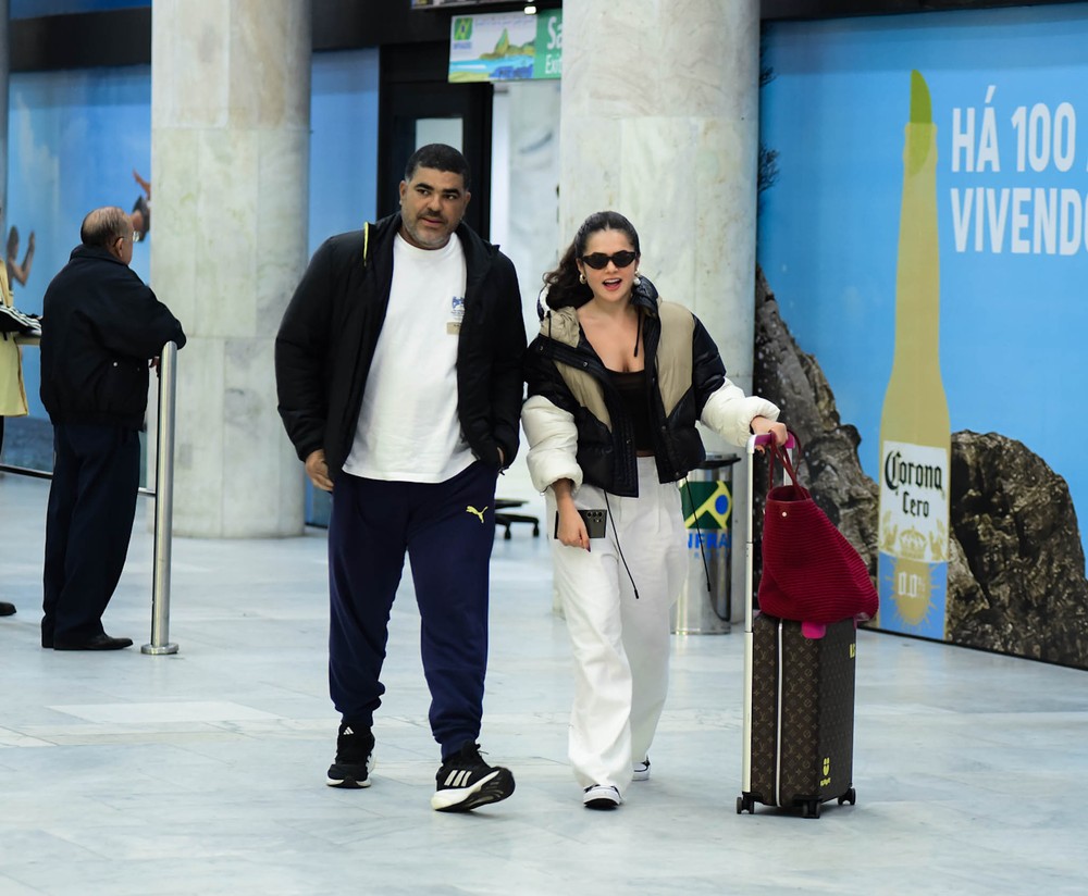 Maisa desembarca no Rio de Janeiro ao lado do pai e mala de quase R$ 24 ...