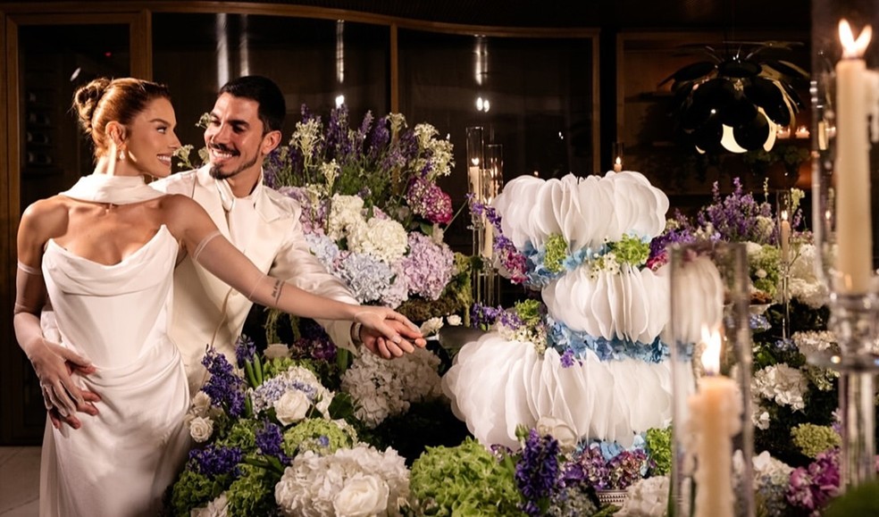 Giovanna Lancellotti e Gabriel David na mesa do bolo de casamento — Foto: Anna Quast e Ricky Arruda