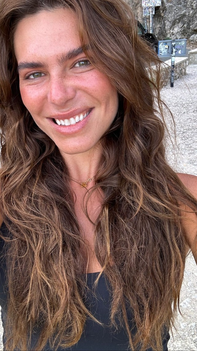 Mariana Goldfarb abre álbum de viagem à Europa com topless em mar ...