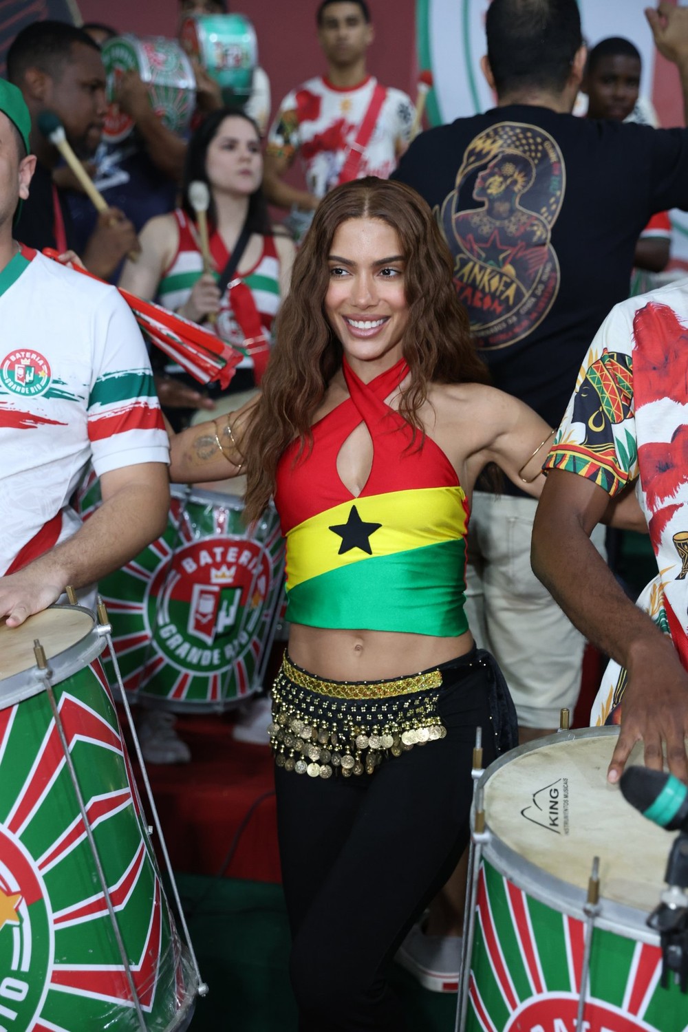 Anitta levanta o público em noite de ensaio na quadra da Grande Rio