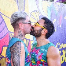 Mauro Sousa e Rafael Piccin trocam beijos durante Carnaval na Cidade — Foto: Andy Santana / Brazil News