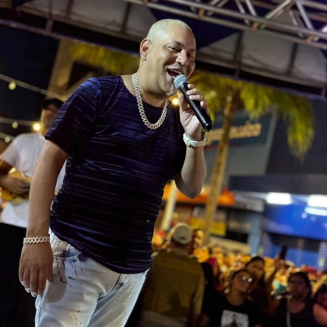 Cantor Chrigor, sucesso nos anos 1990, é internado após mal-estar
