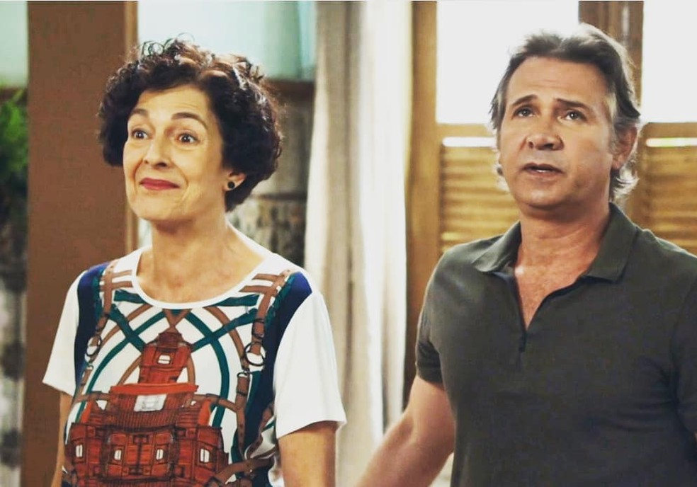 Bia Montez e Nelson Freitas, como Januza e Livaldo, na novela 'O Tempo Não Para' (Globo, 2018) — Foto: Reprodução/TV Globo