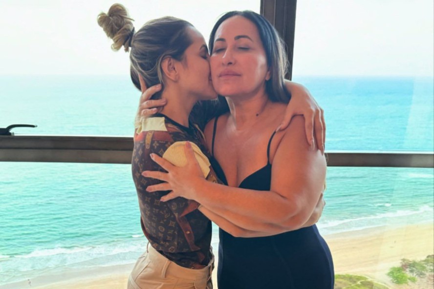 Deolane reencontra a mãe, Solange, após ser solta: 'Não iria embora sem a  senhora'