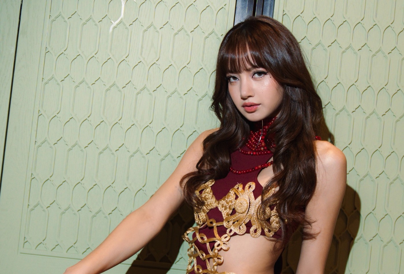 Lisa, do BLACKPINK, lança novo EP 'Press Play' e clipe de 'Tarantino'; confira