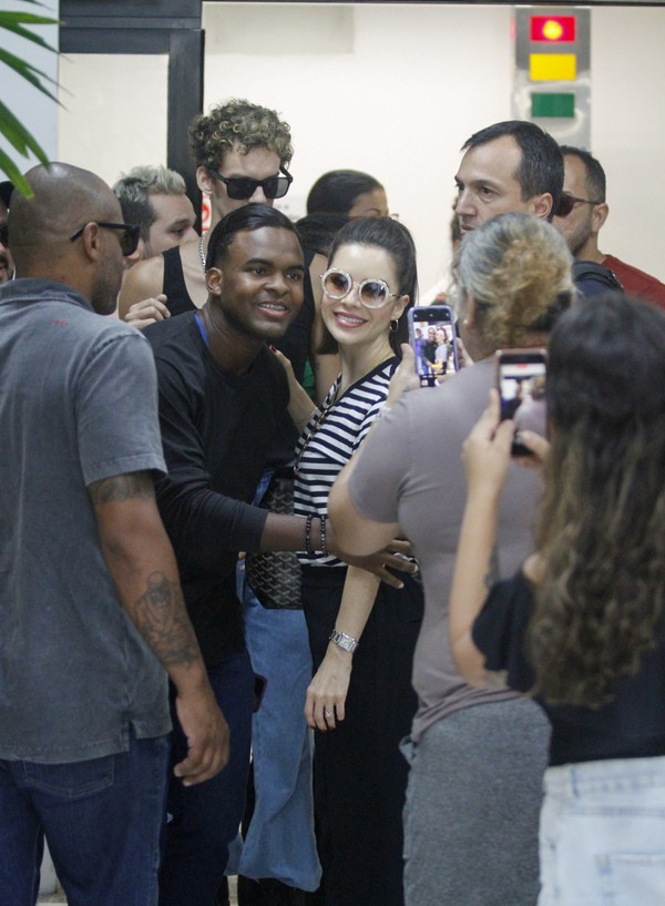 Sandy é cercada por fãs ao embarcar no aeroporto do Rio de Janeiro